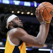 卡莱尔谈沃克：他的情况在好转 但大概率赶不上这轮系列赛