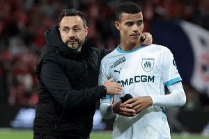 邮报：德泽尔比在曼联内部得到不少支持，因他有英超经验