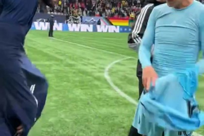 开云-前拜仁队友！穆勒与J罗首次在美职联赛场对阵，赛后交换球衣